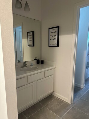 Hårføner, håndklær, såpe og toalettpapir