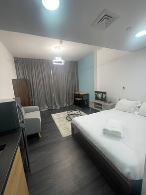 1 bedroom, iron/ironing board, WiFi, bed sheets - Modern Studio with Stunning Views in Vibrant Dubai Production City (Dubai)
