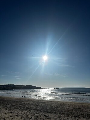 Beach - Comfortable Modern Spacious 2 Bed Apartment with Sea Views. (Portrush)