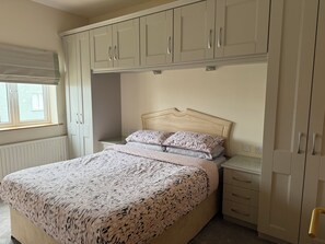 2 habitaciones, tabla de planchar con plancha, cuna de viaje y wifi
