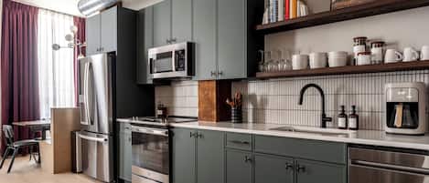 Refrigerador, microondas, horno y parrilla de estufa