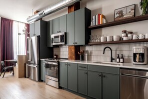 Fridge, microwave, oven, stovetop - Cozy Artisan Loft w/Literary Charm / Book Binder (Philadelphia)