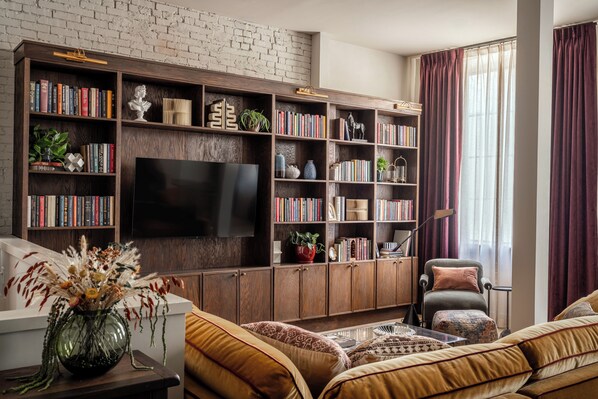 Interior - Cozy Artisan Loft w/Literary Charm / Book Binder (Philadelphia)