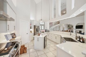 冷蔵庫、電子レンジ、オーブン、コンロ