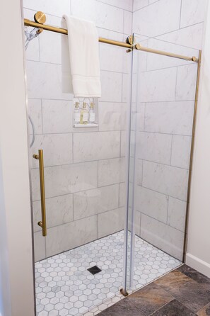 Shower, hair dryer, towels - Victorian Bed & Breakfast in Charming Mountain Town (Buena Vista)
