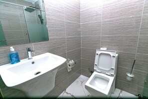 Suihku, pyyhkeet, saippua, vessapaperi