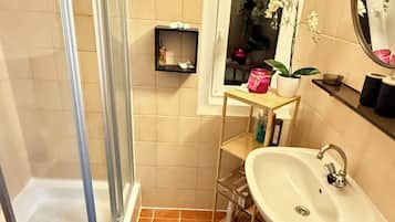 Dusche, Haartrockner, Handtücher, Seife