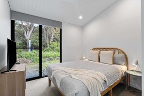 3 bedrooms, WiFi, bed sheets - Beachside In Kioloa (Kioloa)
