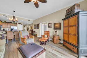 Condo, varias camas (Grandview East 1604) | Área de sala de estar