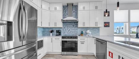 House, Multiple Beds (Golden Seashell East) | Private kitchen