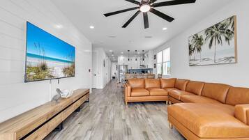 House, Multiple Beds (Golden Seashell East) | Living area