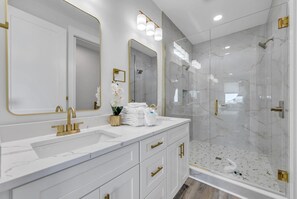 House, Multiple Beds (Golden Seashell West) | Bathroom