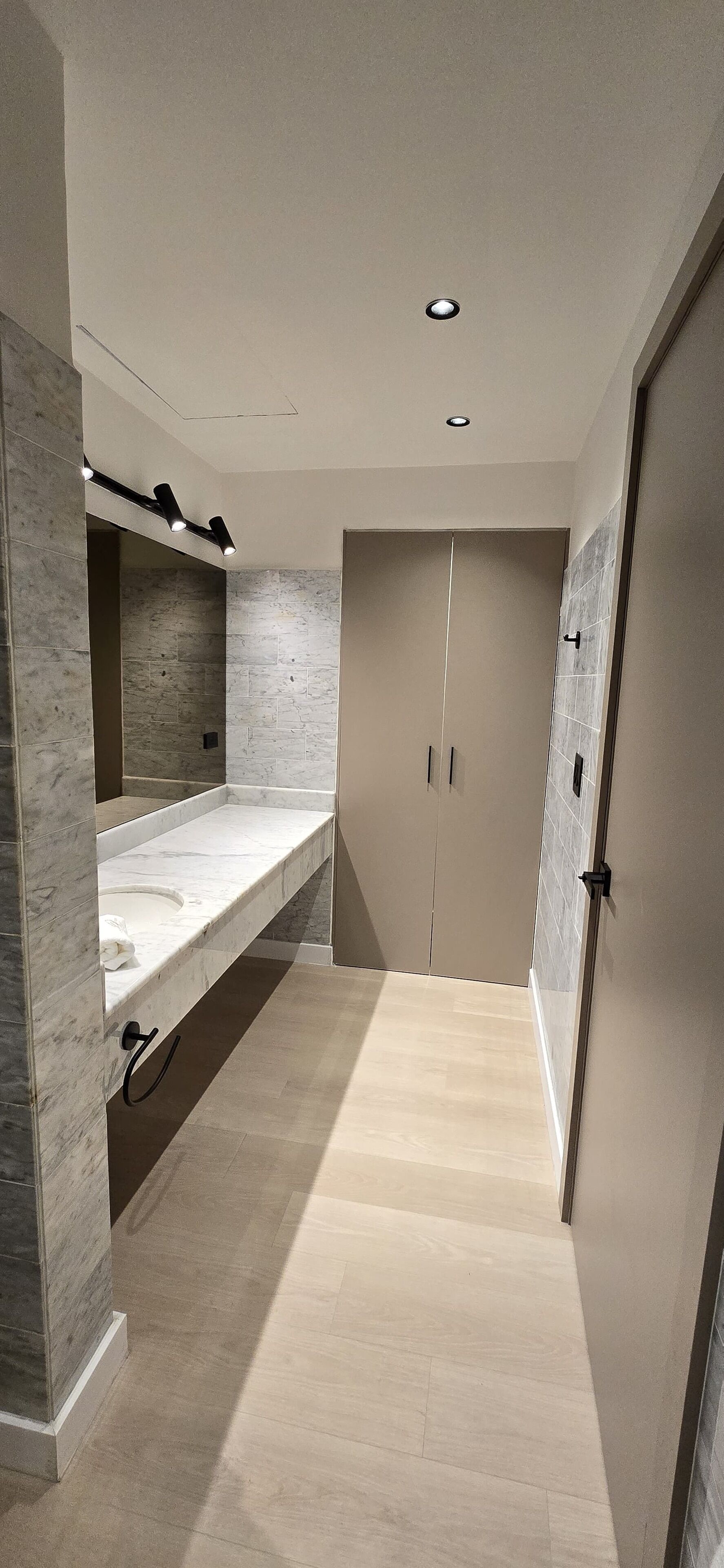 Cabezal de ducha tipo lluvia, secador de pelo, toallas y jabón