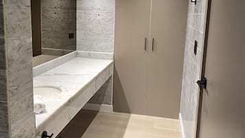 Cabezal de ducha tipo lluvia, secador de pelo, toallas y jabón