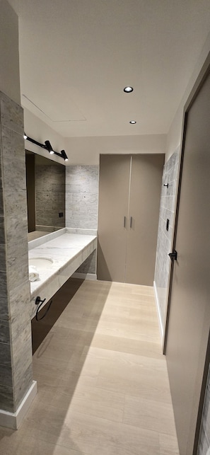 Rainfall showerhead, hair dryer, towels, soap - La Residence Panamá (Panama City)