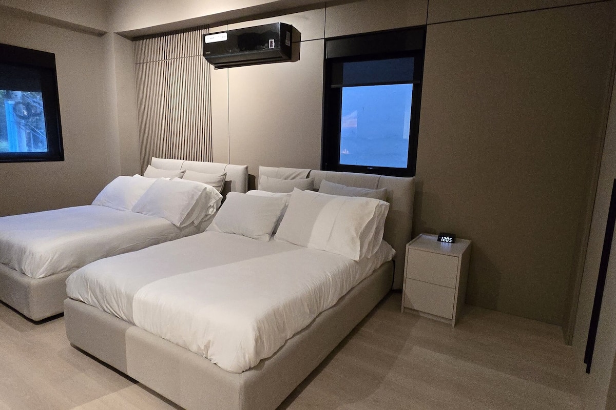 Deluxe Room | 2 bedrooms, Egyptian cotton sheets, premium bedding, in-room safe