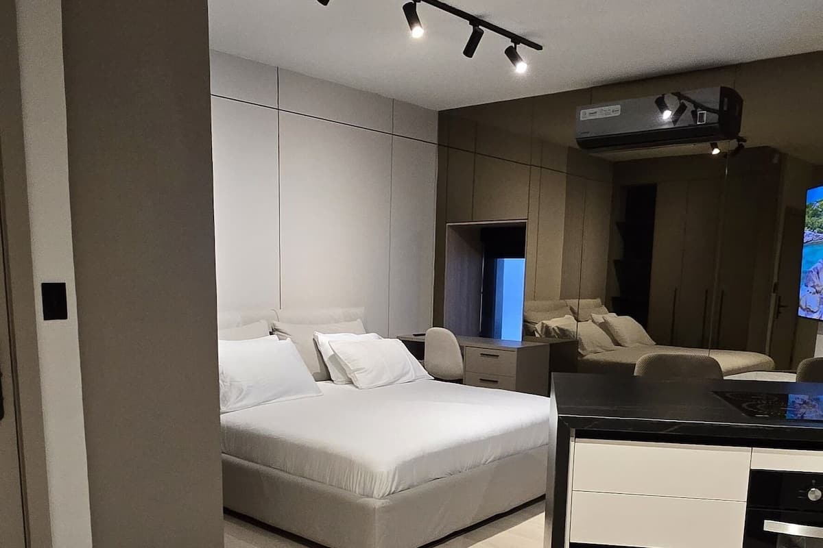 Egyptian cotton sheets, premium bedding, in-room safe, desk