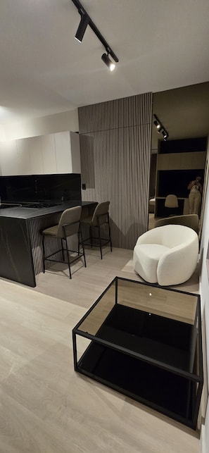 Studiosuite (303) | Wohnbereich | Fernseher