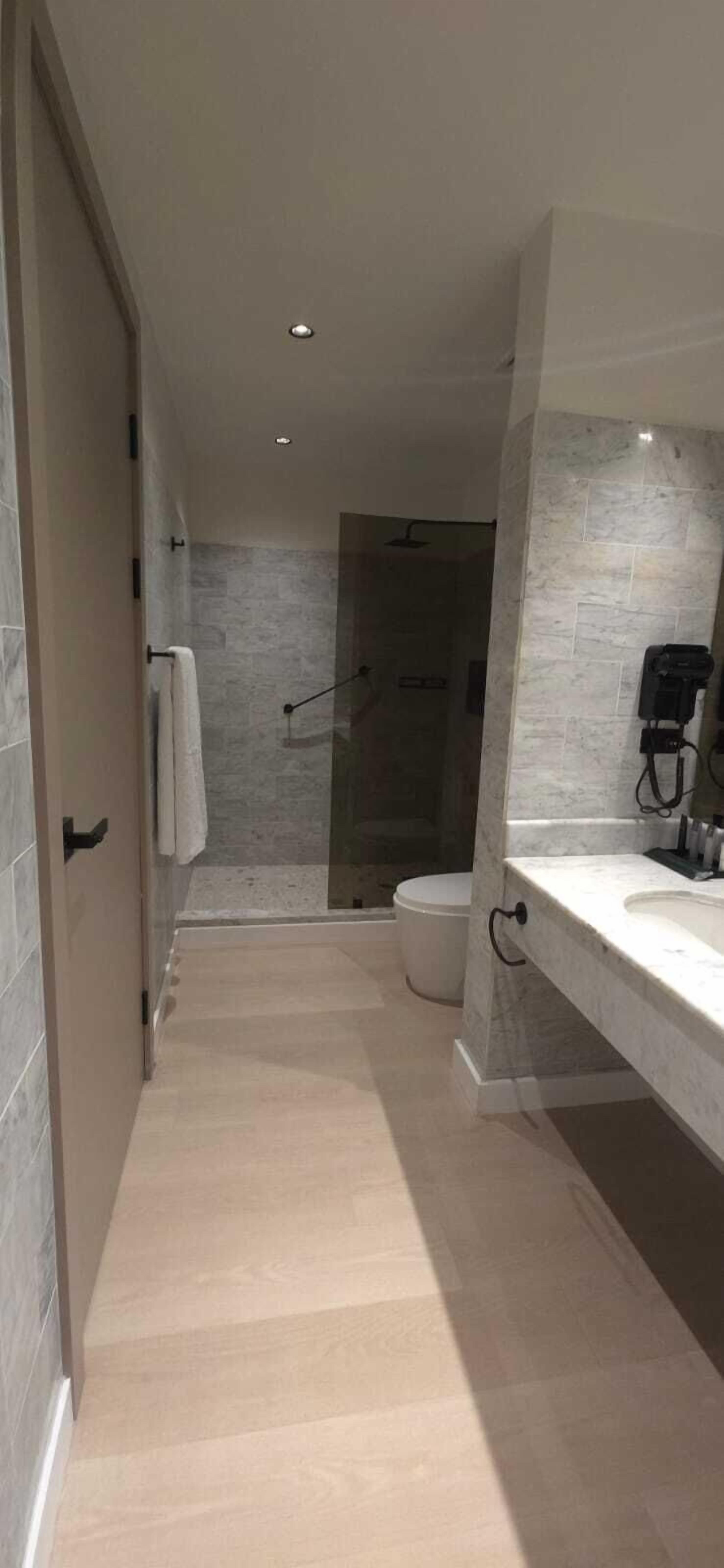 Ein modernes Badezimmer mit Dusche, Toilette und Waschtisch.