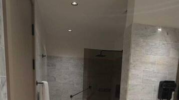 Ein modernes Badezimmer mit Dusche, Toilette und Waschtisch.