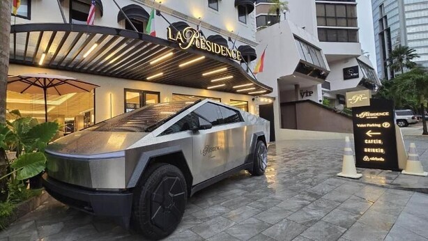 A modern building with a sign reading "LA RESIDENCE" and a car parked in front. - La Résidence Panamá (Panama City)