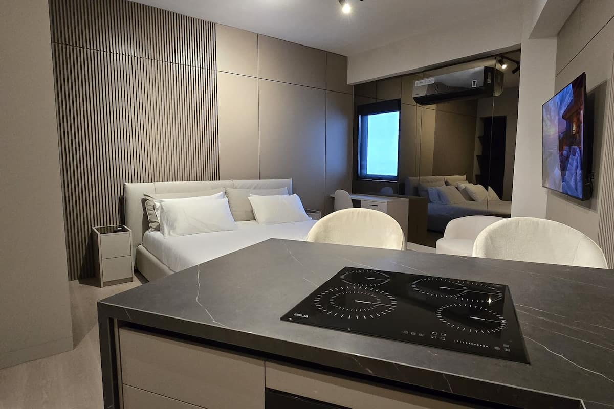 Business Room | 2 bedrooms, Egyptian cotton sheets, premium bedding, in-room safe