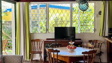 Una Smart TV, una chimenea