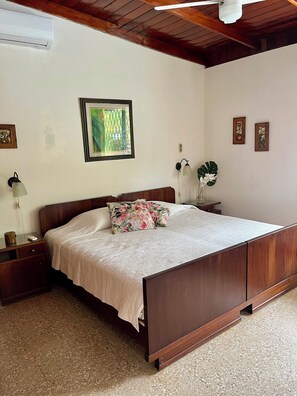 3 bedrooms, WiFi, bed sheets - Beach Front 1940 retro 3-bedrm house AC/Wifi: Privacy & Comfort in Puntarenas. (Chacarita)