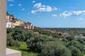 A hillside residential area with houses, greenery, and a clear sky. - Velis - art & hospitality (Posada)