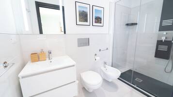 Double Room | Bathroom | Shower, rainfall showerhead, hair dryer, bidet