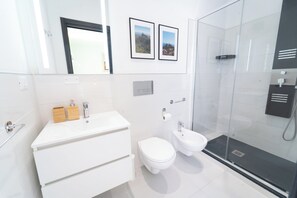 Double Room | Bathroom | Shower, rainfall showerhead, hair dryer, bidet - Velis - art & hospitality (Posada)