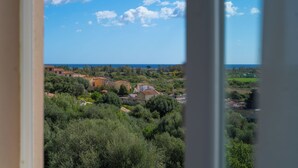 A view from a window overlooking a residential area with houses and greenery. - Velis - art & hospitality (Posada)