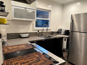 Fridge, oven, stovetop, coffee/tea maker