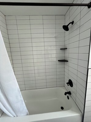 Haartrockner, Handtücher, Seife, Toilettenpapier