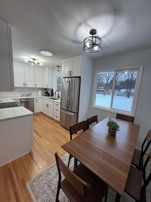 Fridge, microwave, oven, stovetop - Charming 3-bedroom house in amazing Minneapolis west metro with WiFi, AC, yard (Minneapolis)