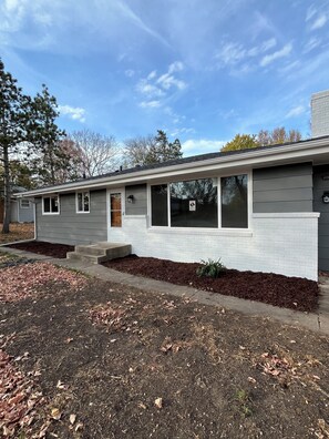 Exterior - Charming 3-bedroom house in amazing Minneapolis west metro with WiFi, AC, yard (Minneapolis)