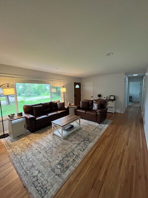 Smart TV - Charming 3-bedroom house in amazing Minneapolis west metro with WiFi, AC, yard (Minneapolis)