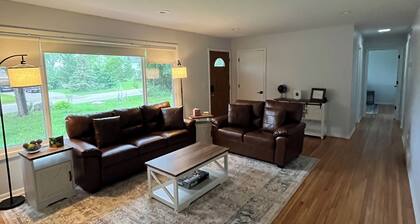 Charming 3-bedroom house in amazing Minneapolis west metro with WiFi, AC, yard
