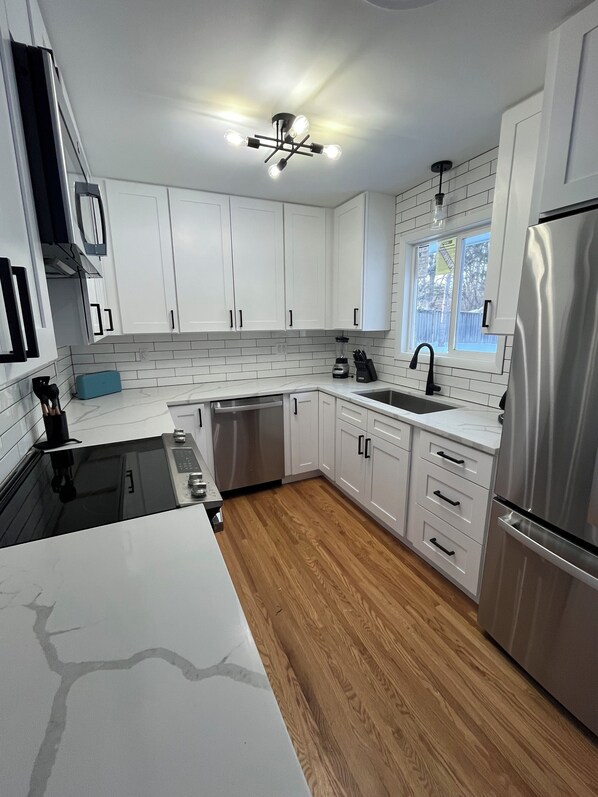 Fridge, microwave, oven, stovetop - Charming 3-bedroom house in amazing Minneapolis west metro with WiFi, AC, yard (Minneapolis)