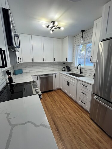 Charming 3-bedroom house in amazing Minneapolis west metro with WiFi, AC, yard