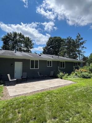 Exterior - Charming 3-bedroom house in amazing Minneapolis west metro with WiFi, AC, yard (Minneapolis)