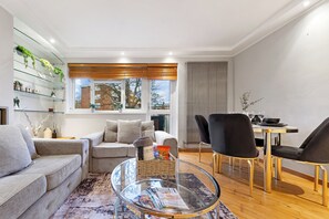 Living area - Luxe Stays Putney & Stamford (London)