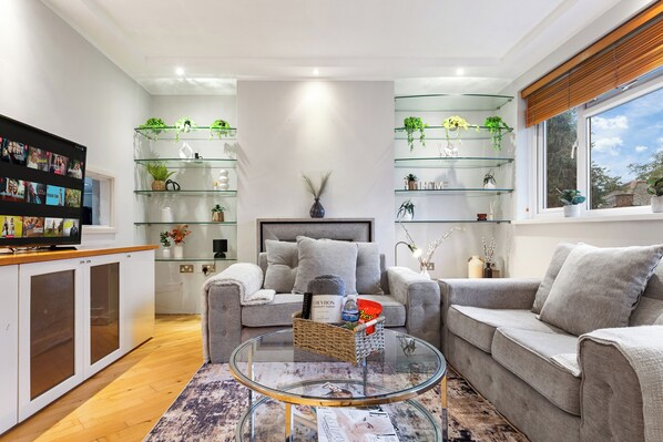 Living area - Luxe Stays Putney & Stamford (London)