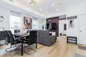 Suite, 3 Schlafzimmer, Terrasse, Stadtblick | Wohnbereich | 43-Zoll-Smart-TV mit Satellitenempfang, Netflix, Streaming-Dienste