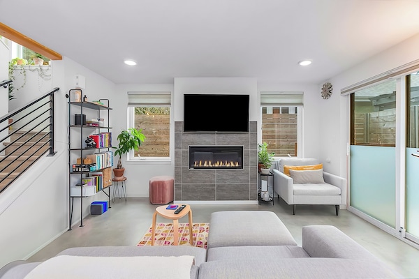 Apartment, 1 Double Bed, Bathtub | Living area | Flat-screen TV