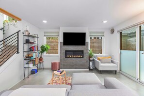 Leilighet, 1 dobbeltseng, badekar | Oppholdsområde | Flatskjerm-TV