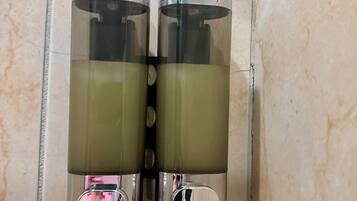 Serviettes fournies, savon, shampoing, papier toilette