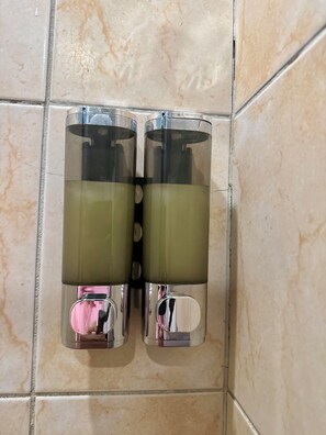 Towels, soap, shampoo, toilet paper - Master Suite Gold #4 (San Pedro Sula)