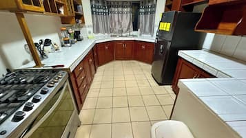 Fridge, microwave, oven, coffee/tea maker