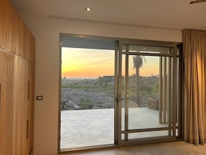 Une pièce dotée d’une porte-fenêtre coulissante donnant sur un patio extérieur.
